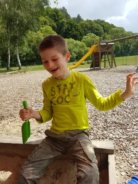 9565