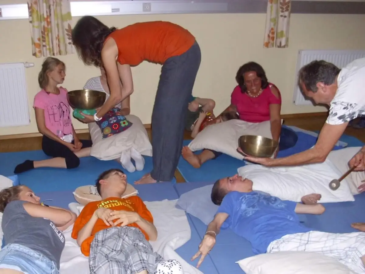 ferienohnehandicap-camp-I-2017_klangschalen_038